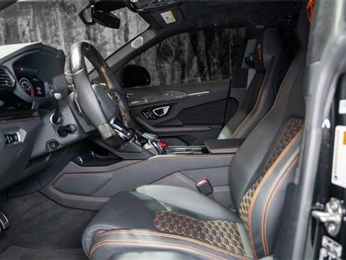 Used 2021 Lamborghini Urus image 2