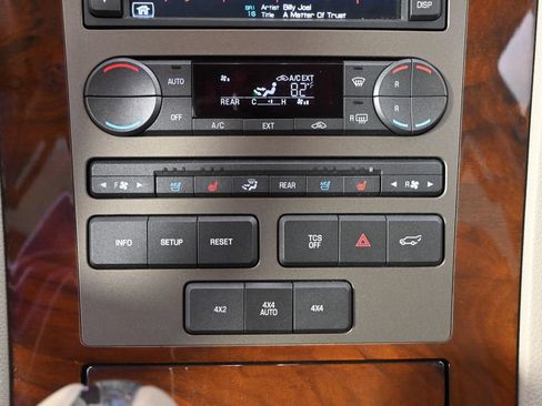 Used 2014 Lincoln Navigator 4WD image 32