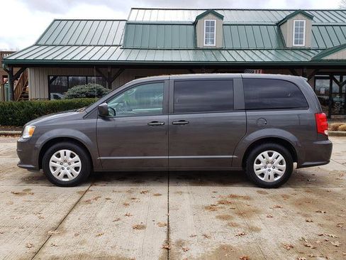 Used 2018 Dodge Grand Caravan SE w/ UConnect Hands-Free Group image 2