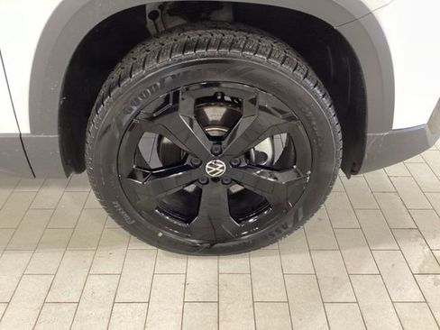 Used 2025 Volkswagen Taos SE image 26