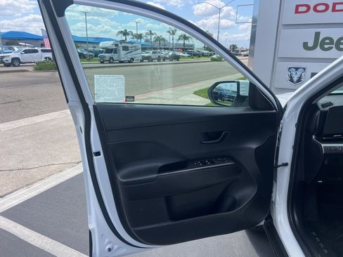 Used 2025 Hyundai Kona SEL AWD/4WD image 27