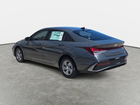 Used 2026 Hyundai Elantra SE FWD image 7