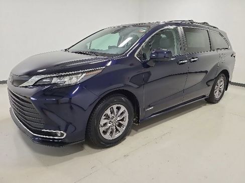 Certified 2021 Toyota Sienna XLE FWD image 5