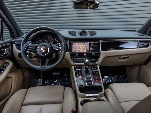 Certified 2025 Porsche Macan image 12