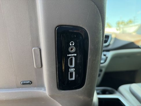 Used 2017 Chrysler Pacifica Touring-L Plus w/ Tire & Wheel Group FWD image 10