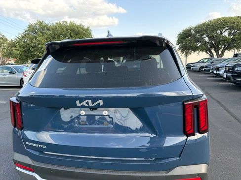 Used 2024 Kia Sorento S w/ Panoramic Sunroof Package FWD image 5