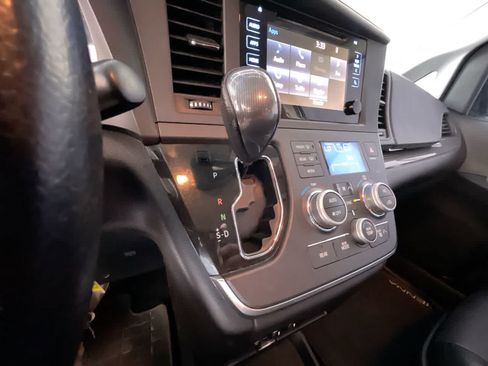 Used 2015 Toyota Sienna SE FWD image 19