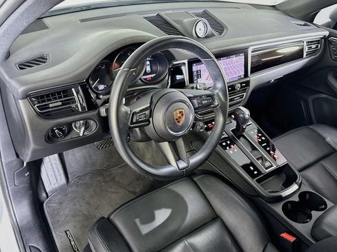 Certified 2024 Porsche Macan AWD/4WD image 4