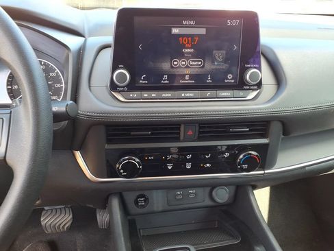 Used 2024 Nissan Rogue S FWD image 17
