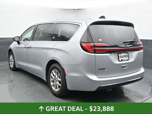 Used 2024 Chrysler Pacifica Touring-L FWD image 9