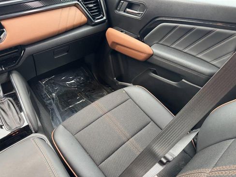 Used 2025 GMC Canyon AT4 image 18