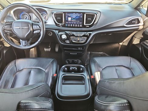 Used 2018 Chrysler Pacifica Touring-L FWD image 21