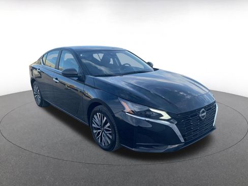 Used 2025 Nissan Altima 2.5 SV image 1