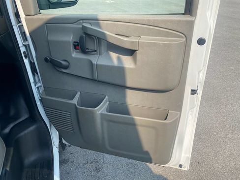 Used 2018 Chevrolet Express 3500 w/ Driver Convenience Package RWD image 17