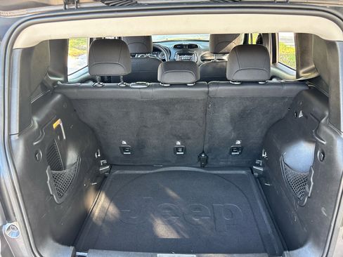 Used 2018 Jeep Renegade Latitude image 24