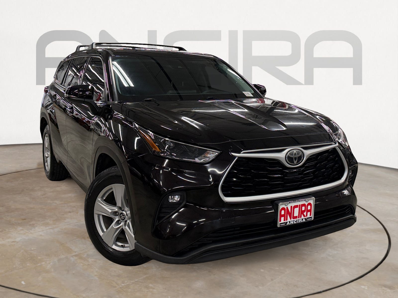 Used 2022 Toyota Highlander LE FWD image 4