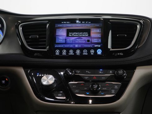 Used 2017 Chrysler Pacifica Limited image 17