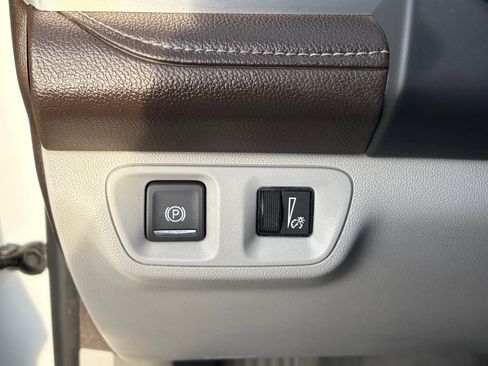 Used 2022 GMC Acadia SLE image 10