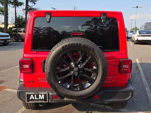 Used 2025 Jeep Wrangler Unlimited Sahara AWD/4WD image 11