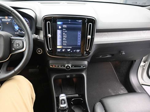 Used 2020 Volvo XC40 T5 Inscription image 13