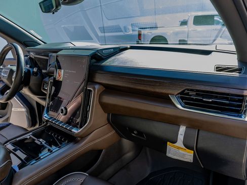 Used 2025 GMC Yukon XL Denali Ultimate image 18