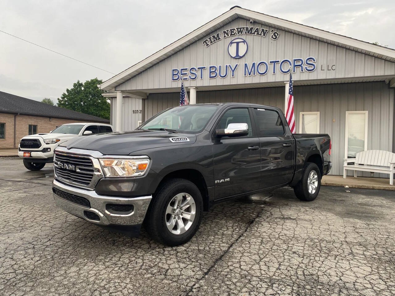 Used 2024 RAM 1500 Laramie AWD/4WD image 1