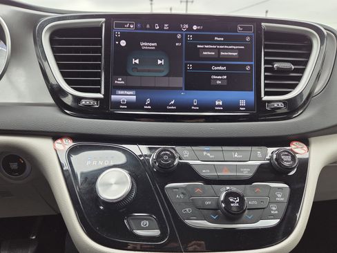 Certified 2024 Chrysler Pacifica Touring-L image 12