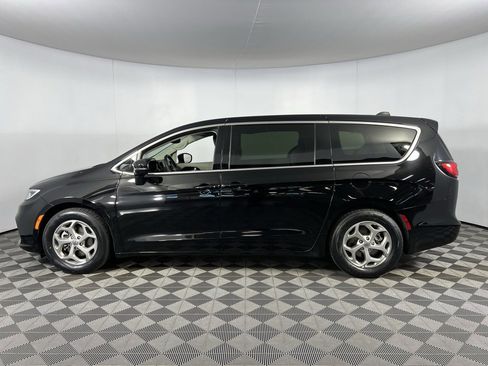 Certified 2024 Chrysler Pacifica Limited image 10
