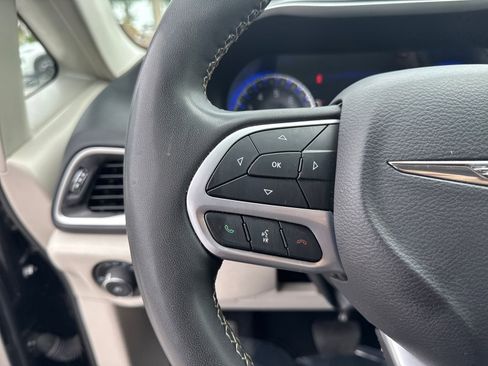 Used 2023 Chrysler Pacifica Touring-L FWD image 23