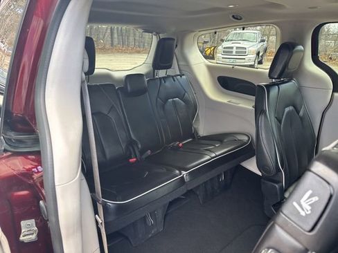 Used 2023 Chrysler Pacifica Limited FWD image 16