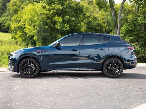 Used 2024 Maserati Levante Trofeo AWD/4WD image 3