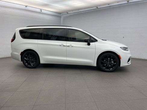 New 2026 Chrysler Pacifica Limited w/ Uconnect Theater Family Group FWD image 2