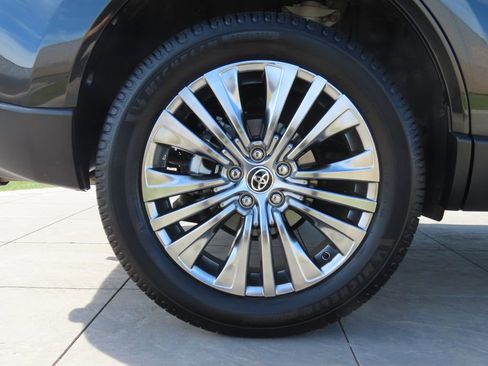 Used 2024 Toyota Venza XLE image 31