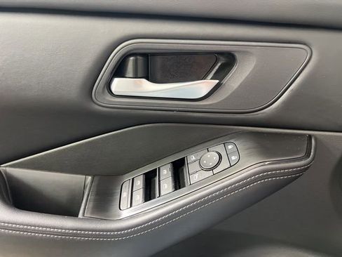 Used 2025 Nissan Rogue SV image 25