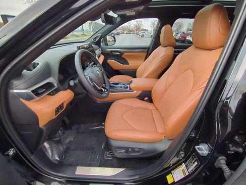 Certified 2025 Toyota Highlander Platinum AWD/4WD image 8