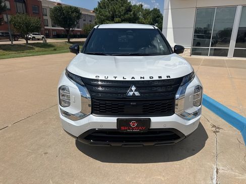 Used 2023 Mitsubishi Outlander SE image 3