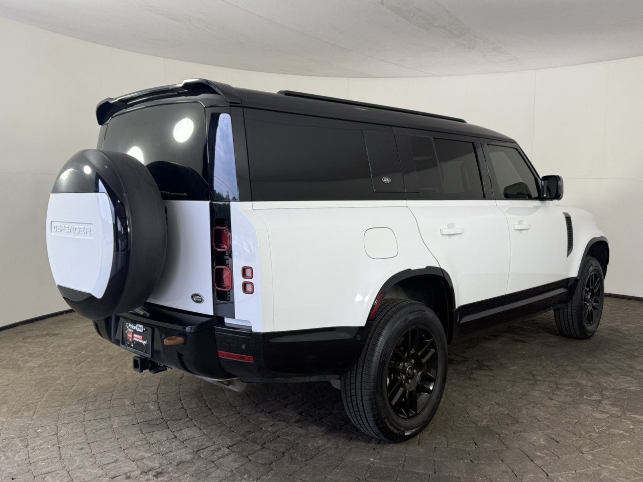 Used 2023 Land Rover Defender 130 X-Dynamic SE AWD/4WD image 9