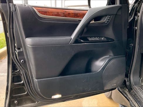 Used 2020 Lexus LX 570 4WD w/ 3rd Row & Luxury Pkg image 20