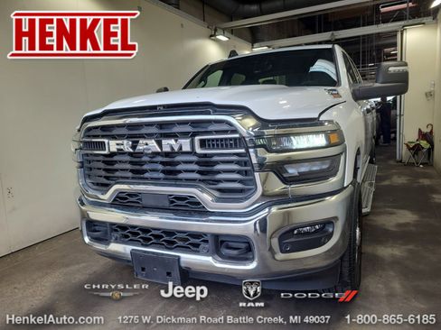 Used 2025 RAM 2500 Big Horn AWD/4WD image 1