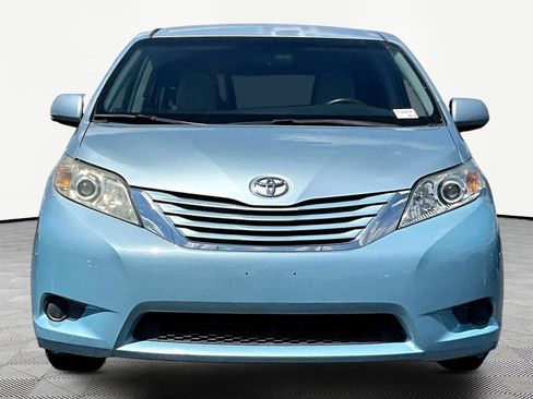 Used 2015 Toyota Sienna LE FWD image 2