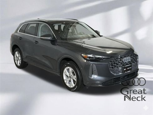 Used 2025 Audi Q5 Premium w/ Convenience Package image 11