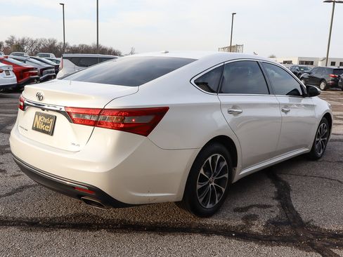 Used 2016 Toyota Avalon XLE Premium image 4