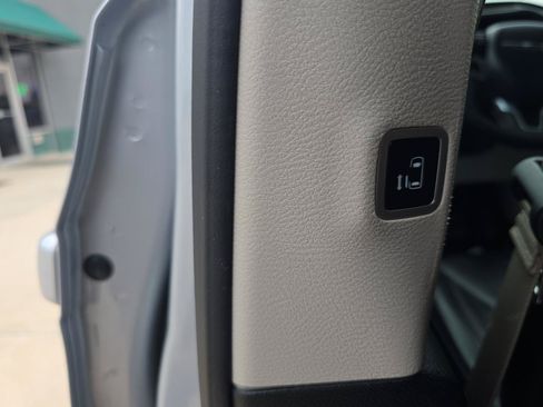 Used 2023 Chrysler Pacifica Touring-L FWD image 18