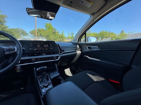 Used 2025 Kia Sportage LX image 34