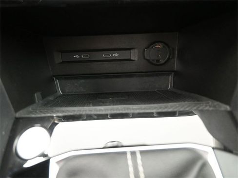 Certified 2023 Volkswagen Taos SE image 9