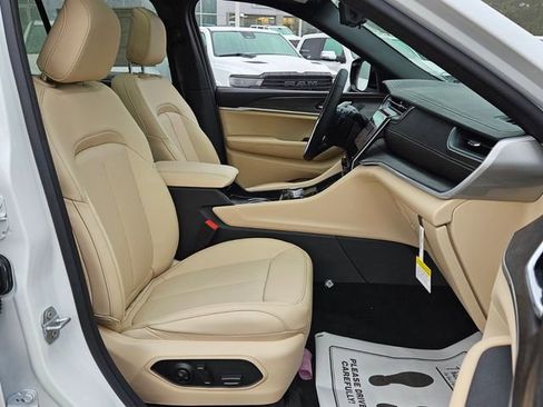 New 2025 Jeep Grand Cherokee Limited w/ Luxury Tech Group II image 16