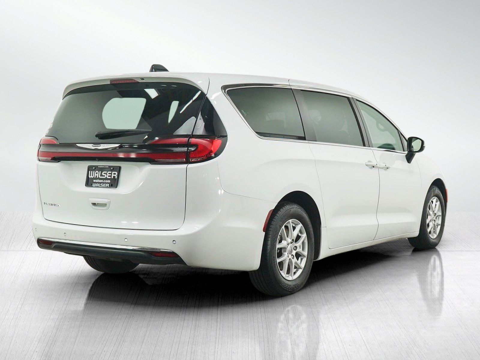 Used 2023 Chrysler Pacifica Touring-L FWD image 5