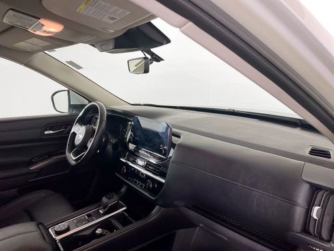 Used 2025 Nissan Pathfinder SL image 32