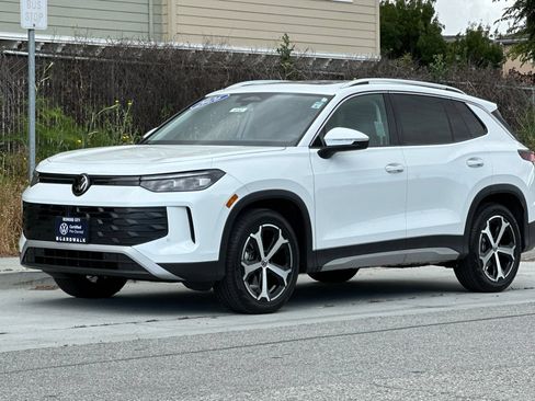 Certified 2026 Volkswagen Tiguan SE w/ Panoramic Sunroof Package FWD image 8
