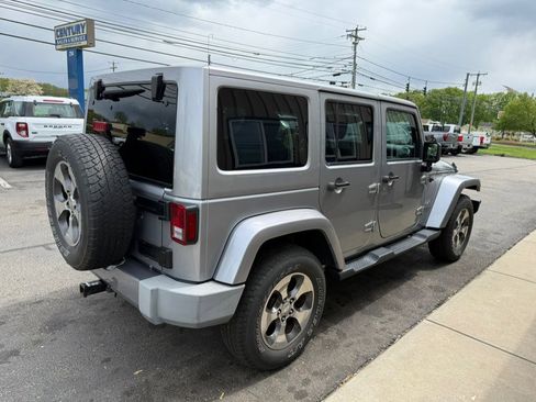 Used 2016 Jeep Wrangler Unlimited Sahara w/ Connectivity Group AWD/4WD image 8